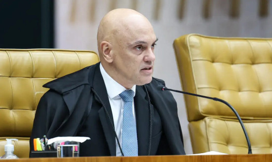 Moraes encaminha a Fachin pedido de investigação contra André Mendonça