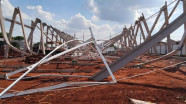 Estrutura metálica de obra de mercado desaba e mata 2 trabalhadores