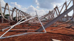 Estrutura metálica de obra de mercado desaba e mata 2 trabalhadores