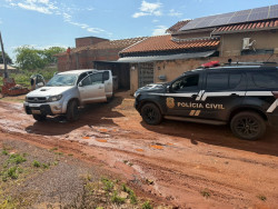Homem que fazia manobras perigosas com Hilux na rua de delegacia, o pai dele e amiga são presos
