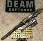 Alvo de mandado de prisão preventiva, homem é flagrado com arma
