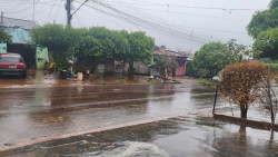 Segunda-feira começa com chuva e Dourados segue em alerta para chuvas intensas