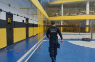 Drogas e 52 chips são encontrados em caixas de marmitas na penitenciária de Dourados