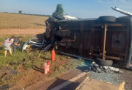 Acidente entre carro e van com pacientes deixa 5 mortos na BR-163