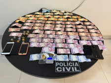 Polícia fecha "boca de fumo", apreende dinheiro, droga e prende 2 em Terenos