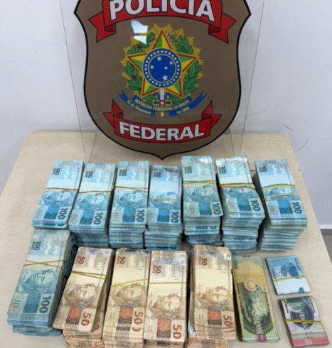 Funcionária de candidato a deputado federal é presa com R$ 800 em espécie e PF apura compra de votos