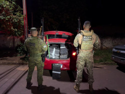 Polícia encontra dupla carregando carro com droga e apreende 329 quilos de maconha