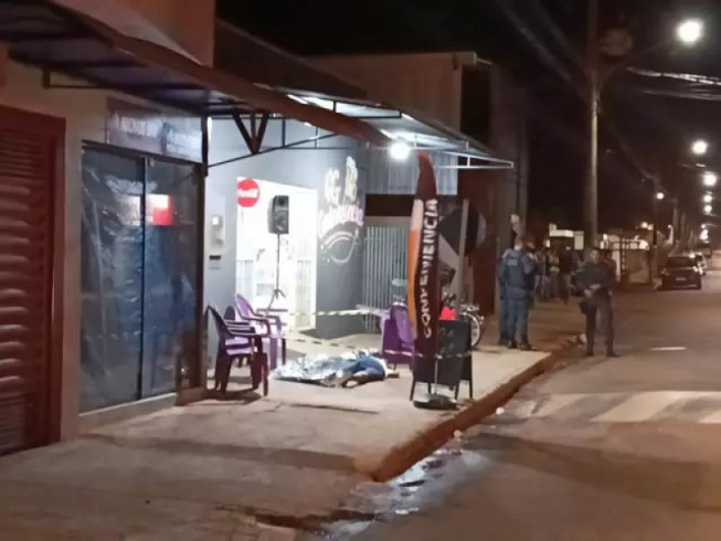 Dupla em carro chega em conveniência e mata homem com vários tiros