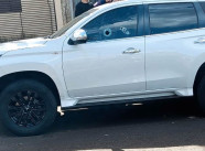 Homem é executado a tiros dentro de SUV de luxo na fronteira