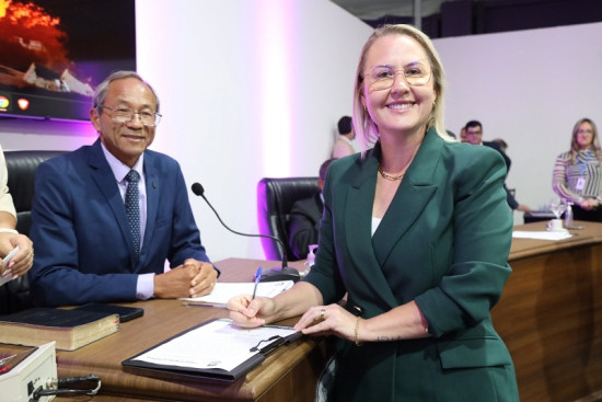 Com 20 votos favoráveis, Liandra Brambilla é reeleita na presidência da Câmara de Dourados