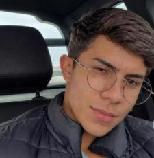 Jovem morre ao bater motocicleta em veículo parado próximo à conveniência