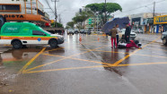 Em moto, casal cruza no sinal vermelho e mulher fica ferida após bater em ambulância