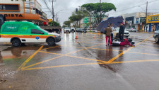 Em moto, casal cruza no sinal vermelho e mulher fica ferida após bater em ambulância