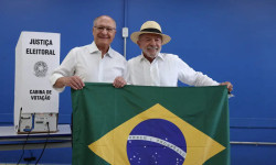 Mendonça dá 24h para remoção de posts sobre Lula e bandeira do Brasil
