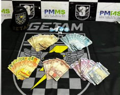 Mulher é presa com cocaína e R$ 5 mil após tentar impedir abordagem