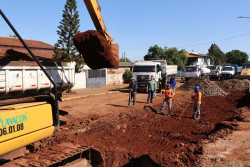 Prefeitura avança com recapeamento das ruas Leônidas Além e Manoel Rasselen