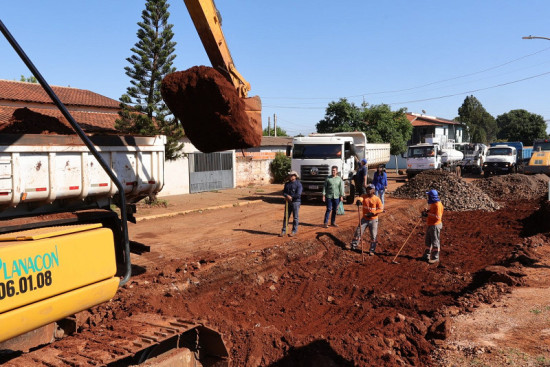 Prefeitura avança com recapeamento das ruas Leônidas Além e Manoel Rasselen