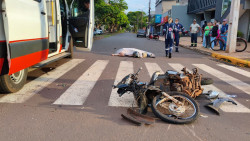 Câmera registra padre invadindo a preferencial e batendo em motociclista