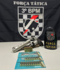Denúncia de tiros em festa leva polícia a encontrar revólver .44 em caminhonete