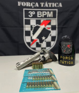 Denúncia de tiros em festa leva polícia a encontrar revólver .44 em caminhonete