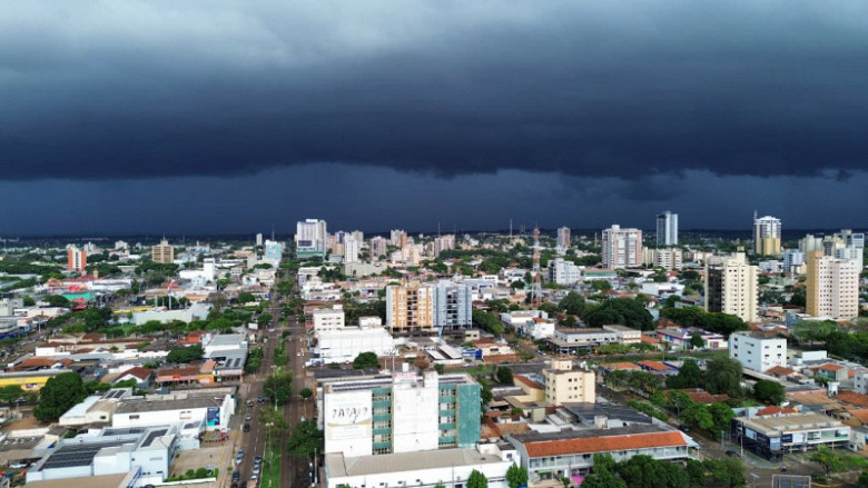 Nuvem cumulonimbus impede pouso e avião da Latam é desviado de Dourados para MT