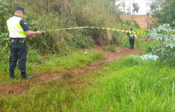 Sem os braços e as pernas, corpo carbonizado é jogado em matagal na fronteira