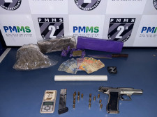Polícia apreende pistola 9mm de fabricação israelense e drogas após denúncia