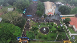 Fieis encaram chuva e caminham rumo ao Santuário de Nossa Senhora em Dourados