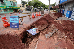Prefeitura aguarda estiagem para retomar obras em cratera aberta na Rua Cuiabá