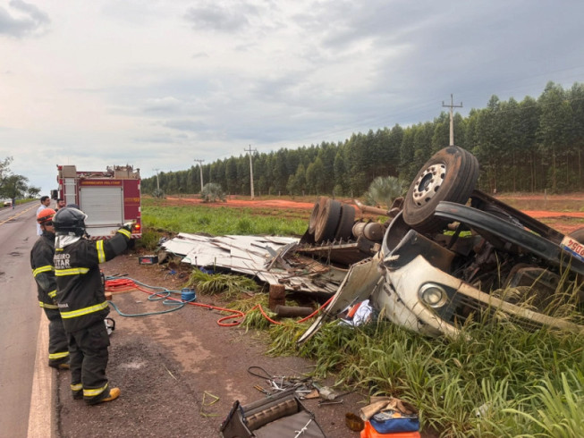 Caminhão tomba e caminhoneiro morre preso entre as ferragens na BR-267
