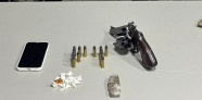 Suspeito de tráfico é flagrado com maconha e acaba preso com arma e cocaína