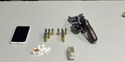 Suspeito de tráfico é flagrado com maconha e acaba preso com arma e cocaína