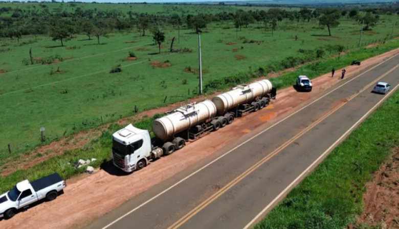 Caminhoneiro é feito refém por horas e bandidos levam carga de combustíveis