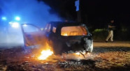 Toyota usada por criminosos para executar casal é encontrada em chamas