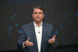 Flávio Bolsonaro pede extensão do horário de votação em MG e RS por chuvas