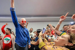 Lula está reeleito com 64,2 milhões de votos contra 59,8 milhões de Flávio Bolsonaro