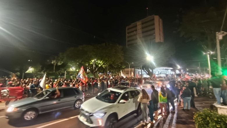Principais ruas e avenidas de Dourados são "tomadas" por apoiadores do Lula após reeleição