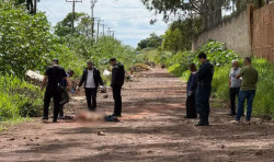 Homem é encontrado morto com marcas de facada e atropelamento; polícia investiga