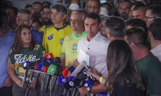 Moraes manda Flávio entregar passaporte e o proíbe de deixar o país