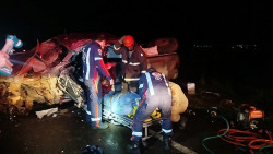 Carreta com placas do Paraguai tomba após colisão com Hilux entre Dourados e Ponta Porã