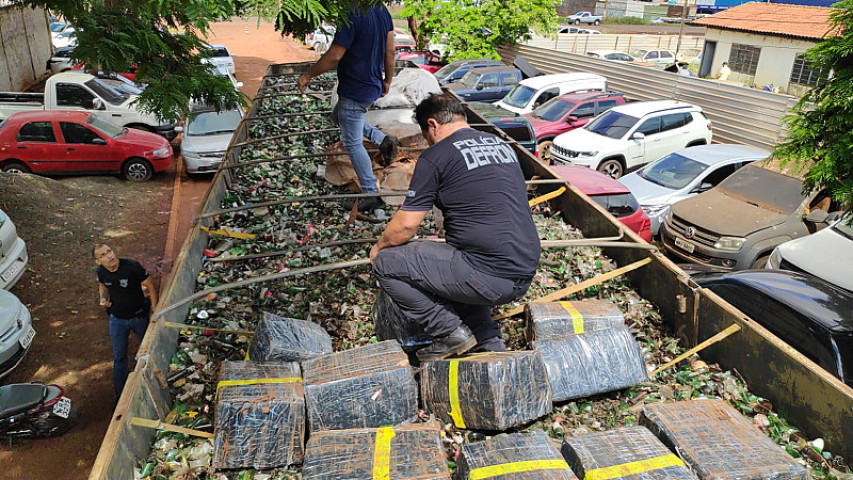 Droga apreendida em meio ao material para ser reciclado (Imagem: Defron)