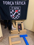 Força Tática identifica traficante usando casa abandonada como depósito de drogas