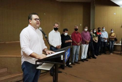 Alan  Guedes entrega 82 escrituras de lotes em bairros de Dourados