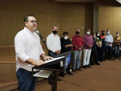 Alan  Guedes entrega 82 escrituras de lotes em bairros de Dourados