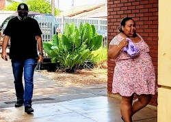 Mulher é presa com drogas, arma e munições (Imagem: Adilson Domingos)