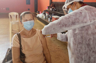 Marlene, de 74 anos, recebe vacina em posto do Izidro Pedroso (Divulgação)