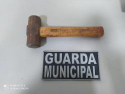 Homem agride a mulher a marteladas e é preso pela Guarda Municipal