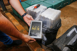 Quase uma tonelada de cocaína apreendida pela polícia paraguai durante operação (Imagem: Reprodução)
