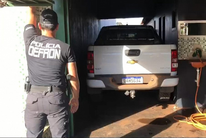 Policial na casa onde a S10 foi apreendida (Divulgação)