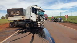 Acidente entre carreta e carro deixa um morto na pista (Imagem: Adilson Domingos)